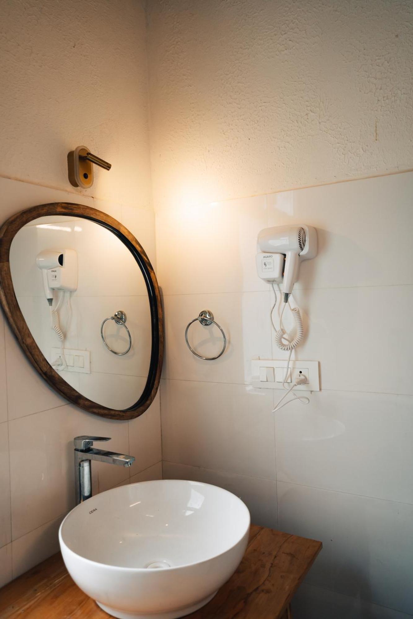 Soho House Apartment Jibhi Bagian luar foto