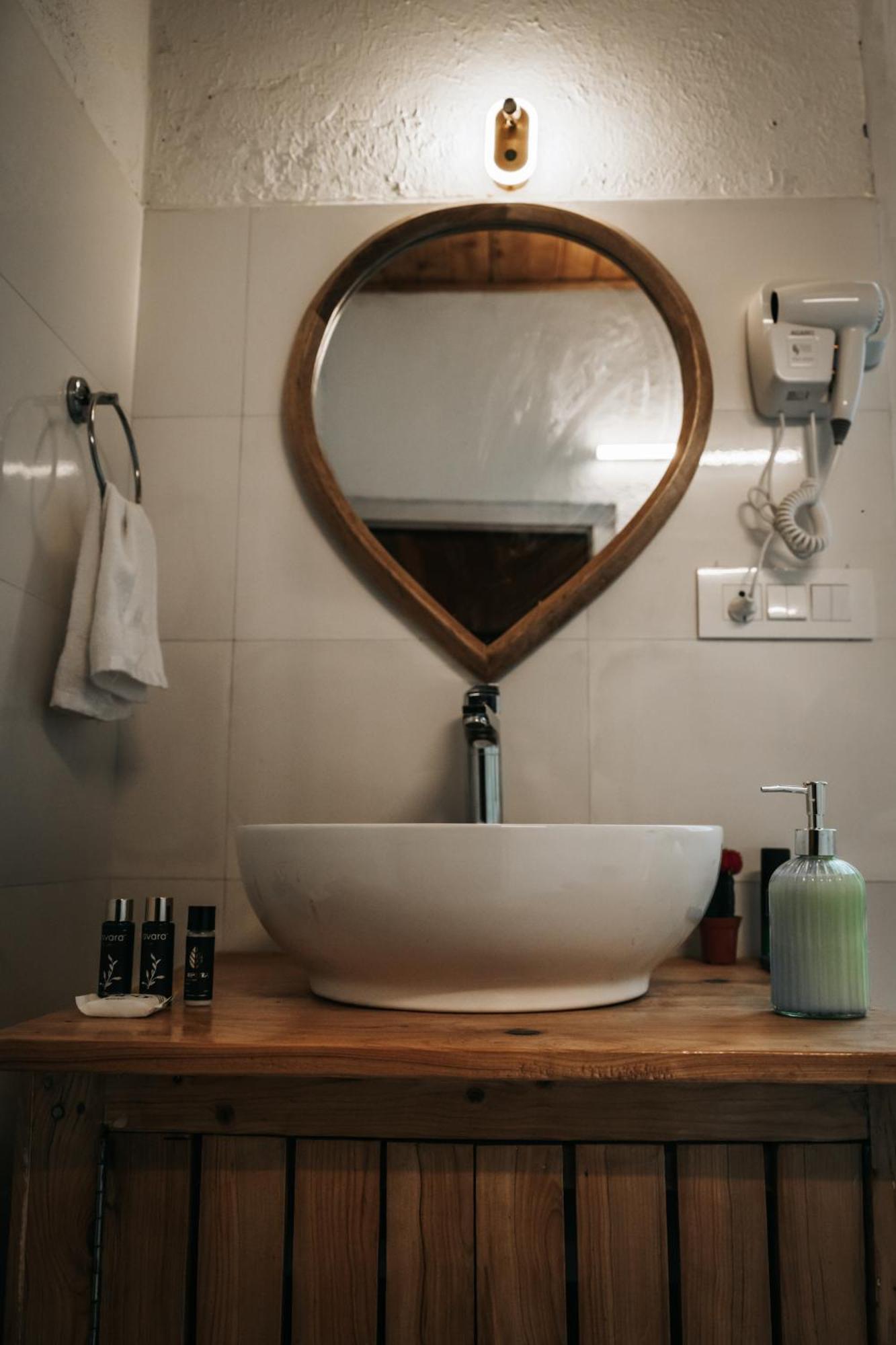 Soho House Apartment Jibhi Bagian luar foto